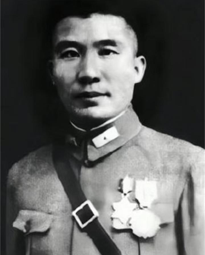 王耀武一招“赤膊令”，一夜砍翻日军精锐。
 
1938年秋天的赣北万家岭，一场让