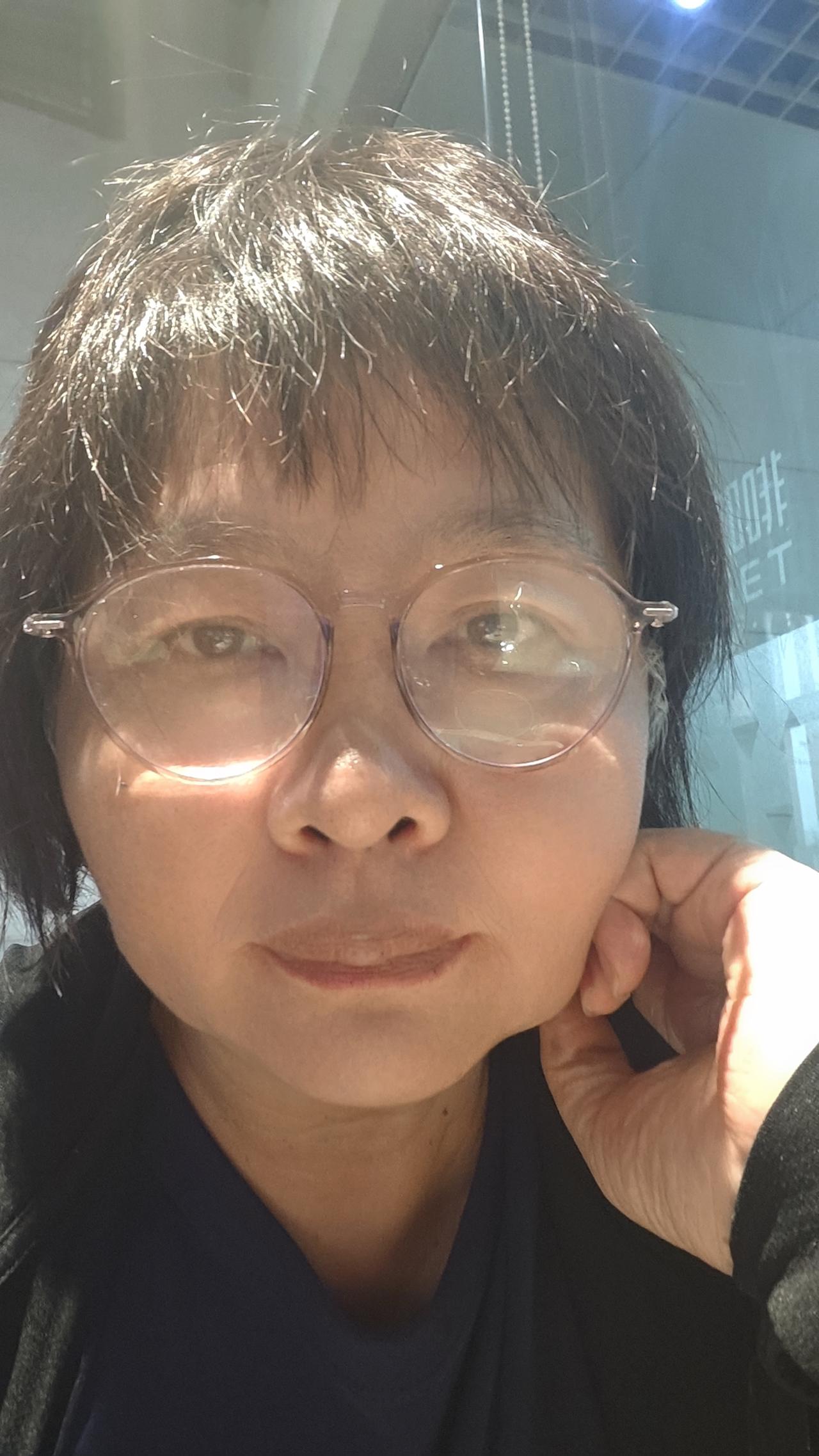 今早独坐咖啡屋小坐，安静喝着茶。
邻座两位同龄女士闲聊，无意间听见一位大姐红着眼