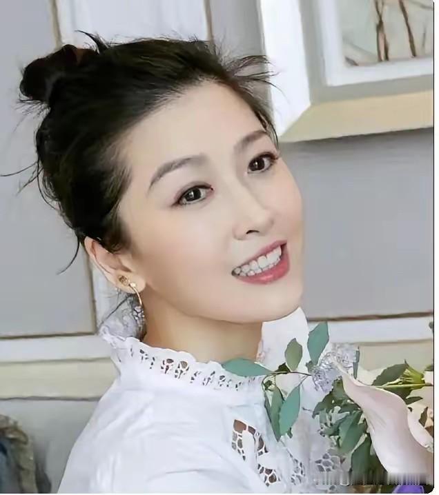 她好漂亮啊，确实是美艳不可方物的那种美人，比程愫的颜值高，甜甜的笑容，满脸的福相