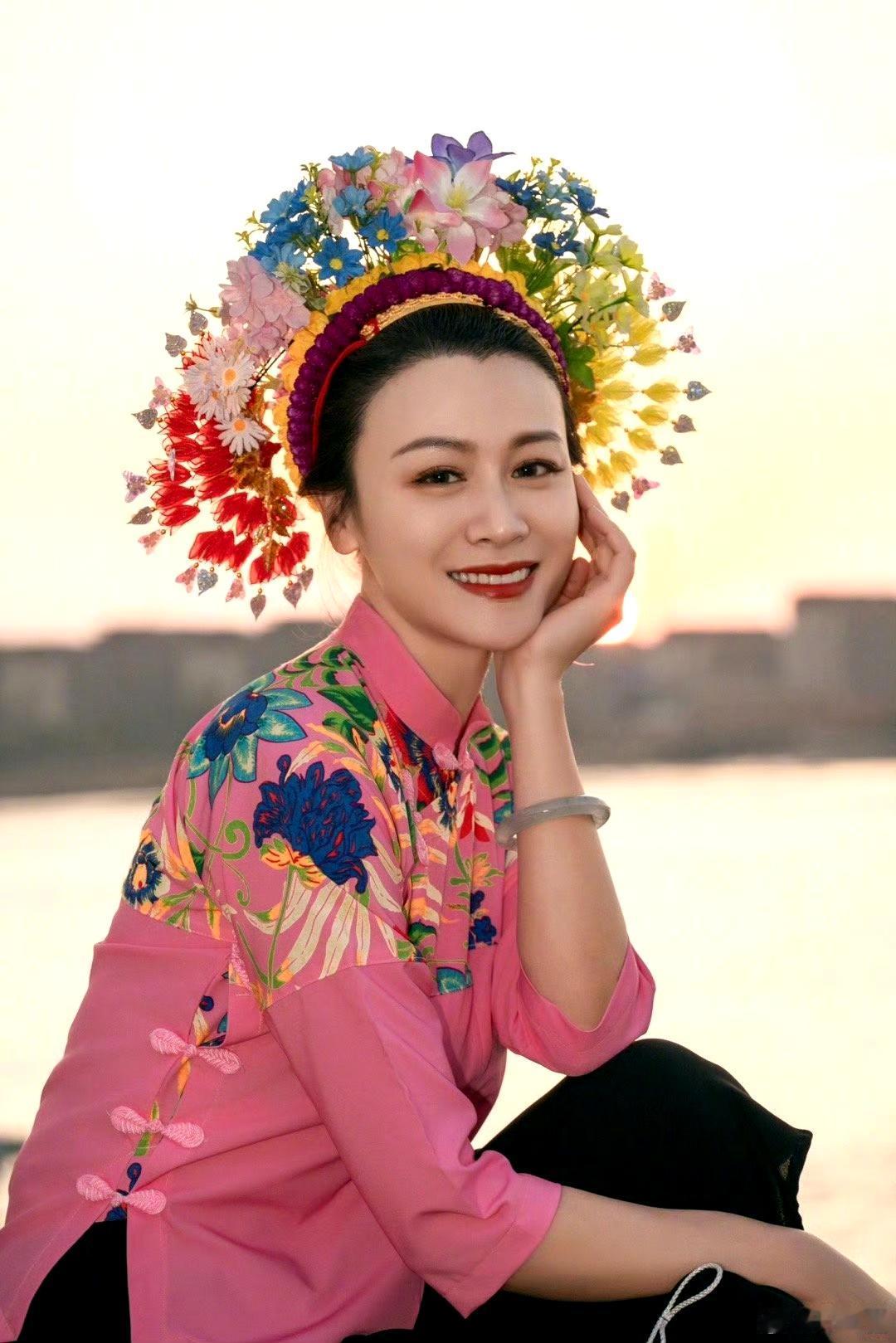 叶一茜戴着簪花，更有福建人的温婉了！