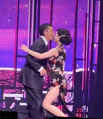 刘德华的御用舞伴赖文慧老了，跳不动了。
这次演唱会刘德华找了个年轻的舞伴。舞伴跳