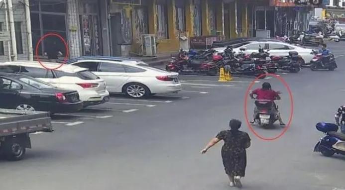 闹大了！山东，男人从饭店出来，突然瞧见一老汉正盗窃自己新买的电动车，下一秒男人急