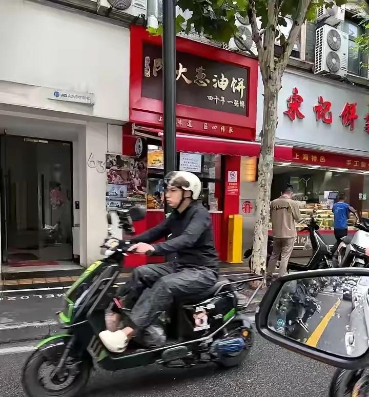 曾经的上海网红店阿大葱油饼排队成长龙，如今门可罗雀。阿大葱油饼卖到十元一个，要知