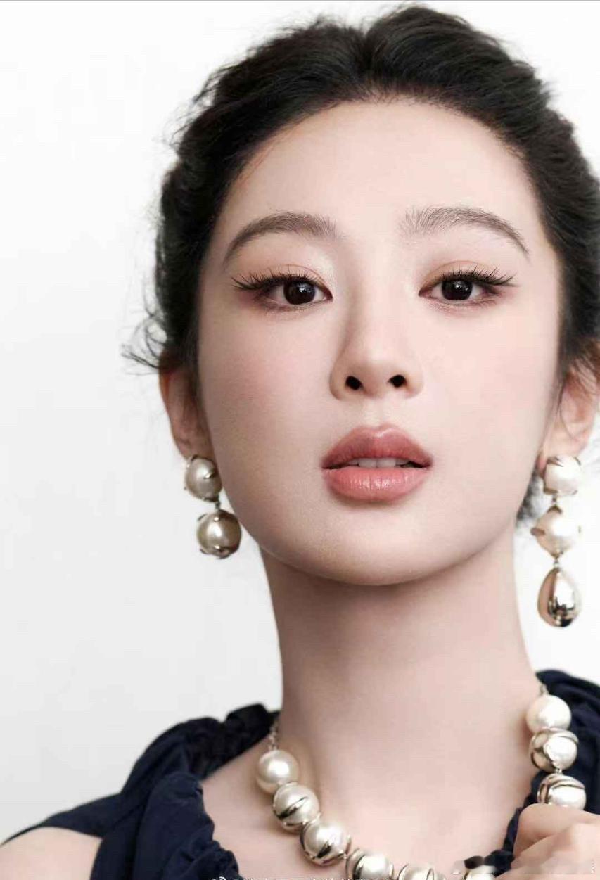 看到杨紫白玉兰这张图，杨幂粉丝也放心了。完全是修图失败，把女演员的眼角，嘴角都变