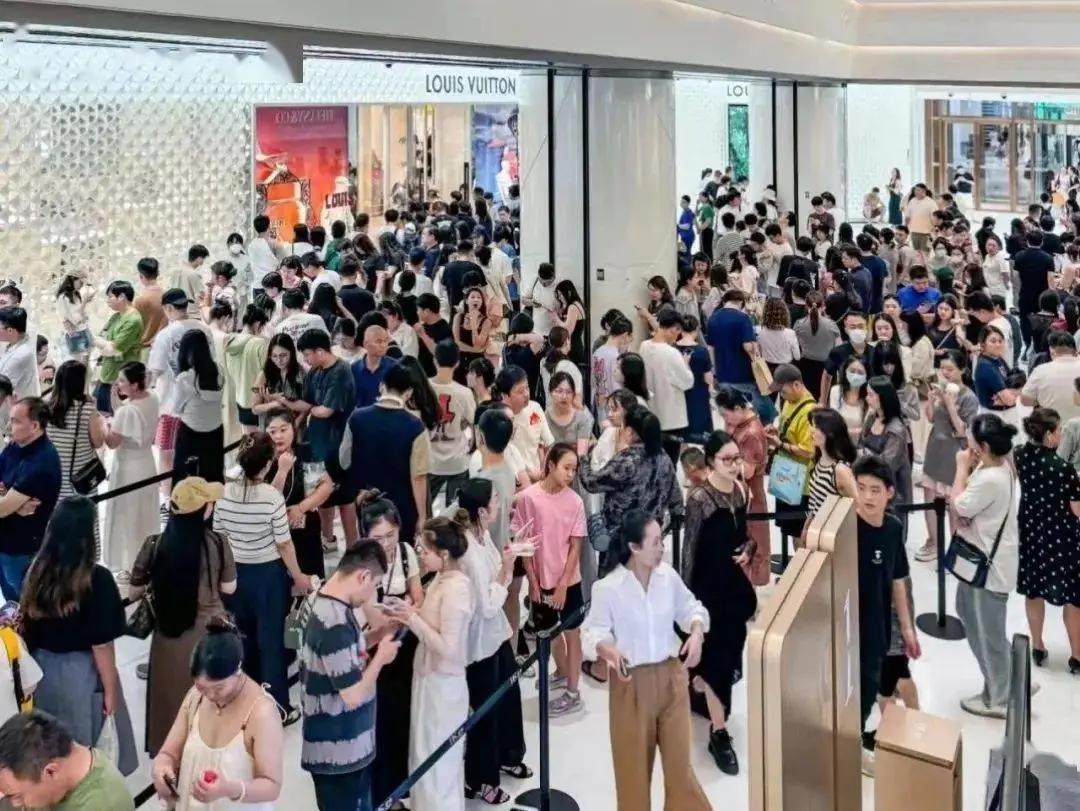 预测一下，接下来的中国社会将会出现这两个明显的变化。
一个明显的变化是，国内科技