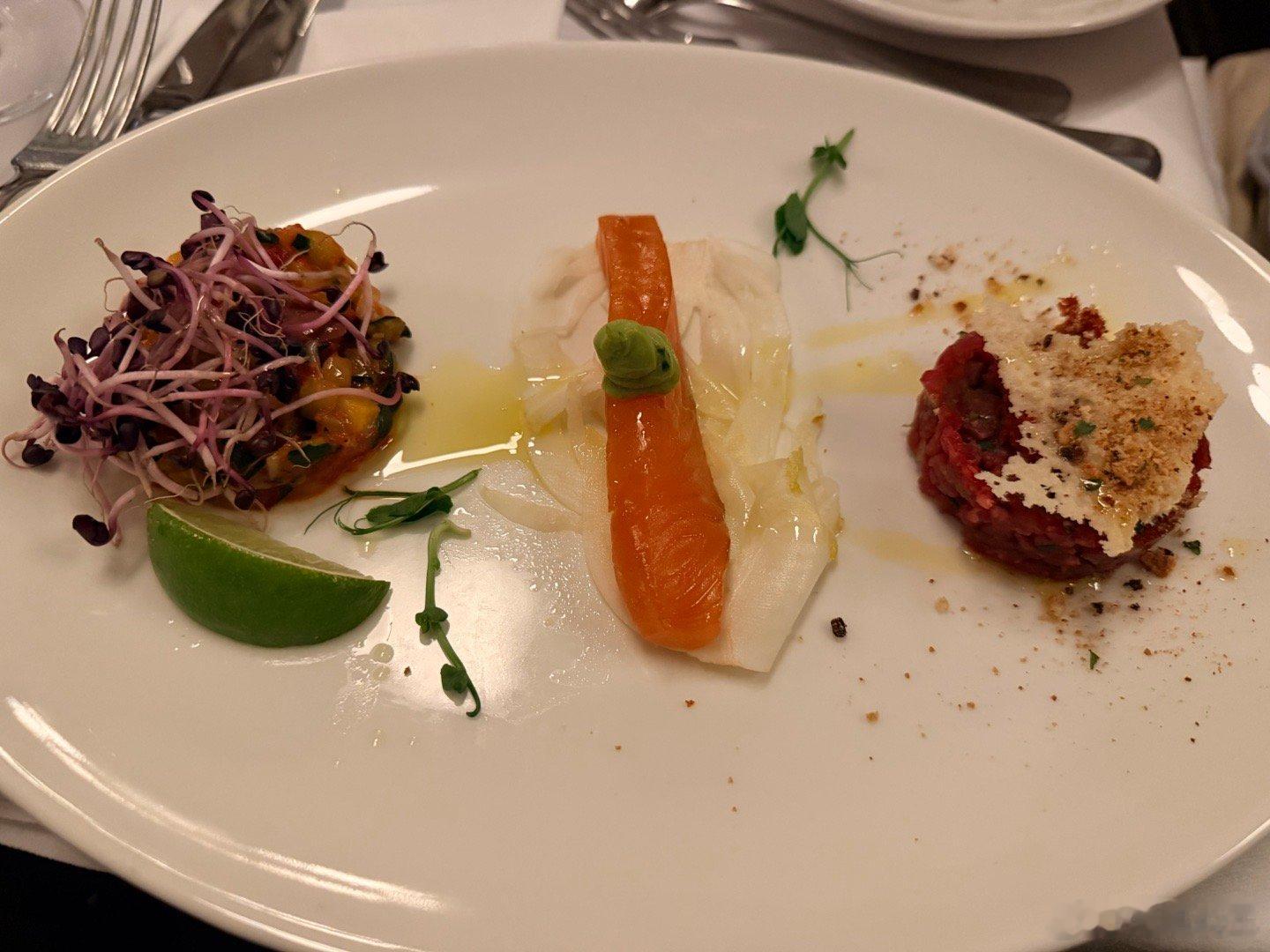 对了，在慕尼黑唯一的印象就是宝马总部！还有个就是在希特勒当年的马厩，吃了一顿饭！