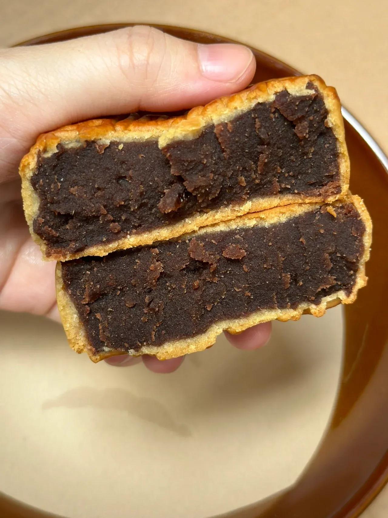 说到月饼，你喜欢哪种馅料呢？快来和我聊聊吧！

 首先，让我们一起探索中国传统月