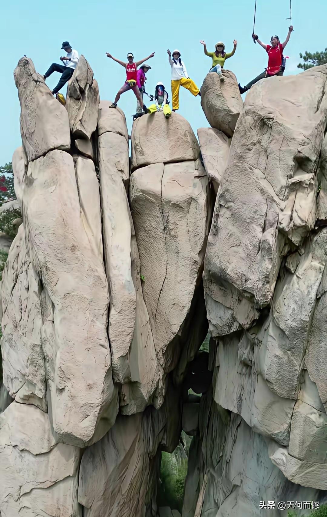 这些游客呀，根本就没有一点安全意识，这么险峻的地方，爬上去干嘛呀？就为了拍一段视
