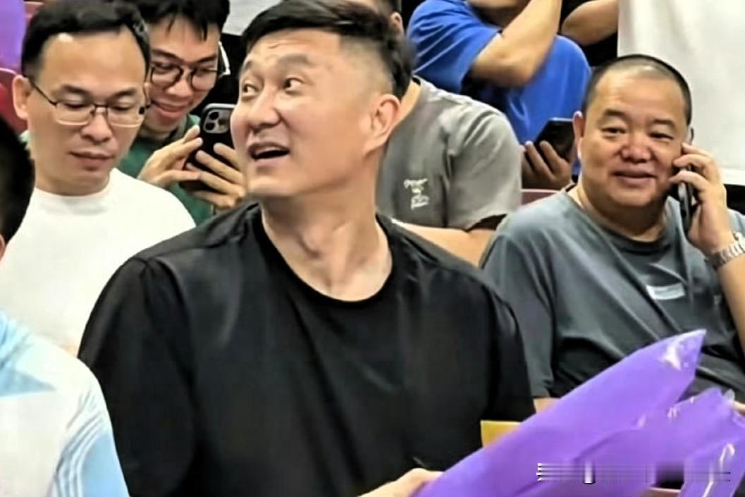 宏远周二被淘汰，杜锋周六就开始马不停蹄去奔赴每个粤BA主场，休赛期别人都在放假散