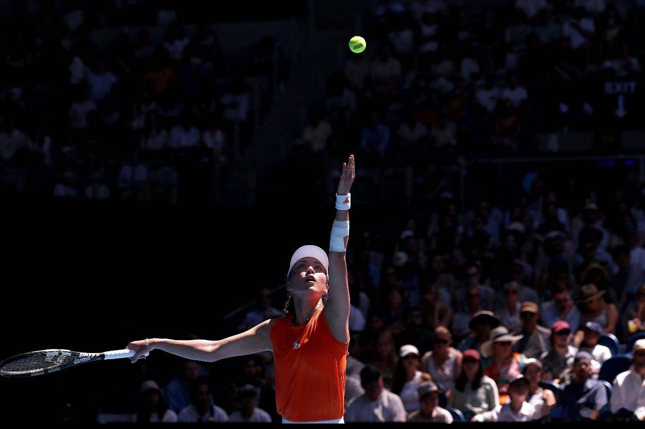 体育1月26日讯 澳网女单1/8决赛，中国选手王欣瑜迎战4号种子阿尼西莫娃。最终