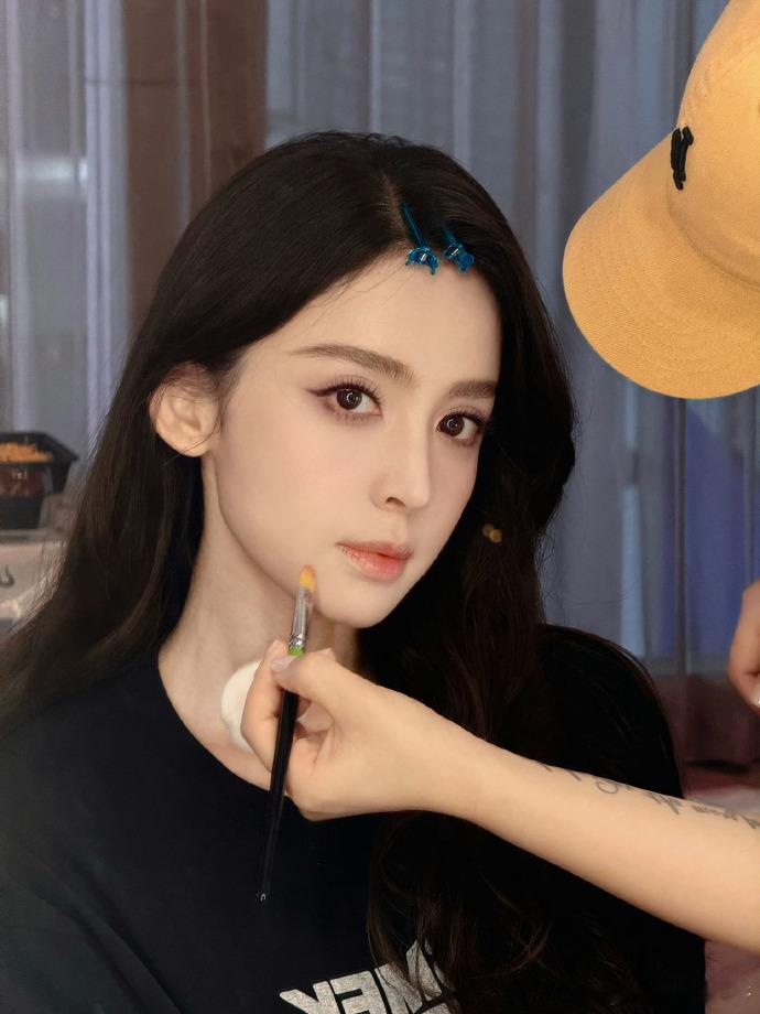 娜扎 这真是人类能长出来的脸吗 别人说"美人在骨不在皮"，娜扎直接把骨相美和皮相