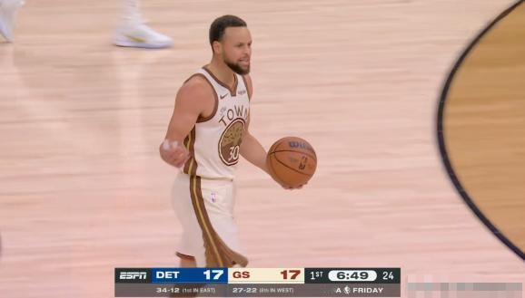 下面是一条关于勇士巨星库里的坏消息！今天勇士在主场迎战活塞，目前双方的第四节比赛