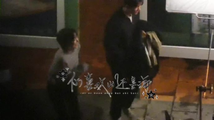 肖战姜妍冷到跺脚 肖战姜妍冷到跺脚，肖战姜妍《小城良方》拍摄路透 