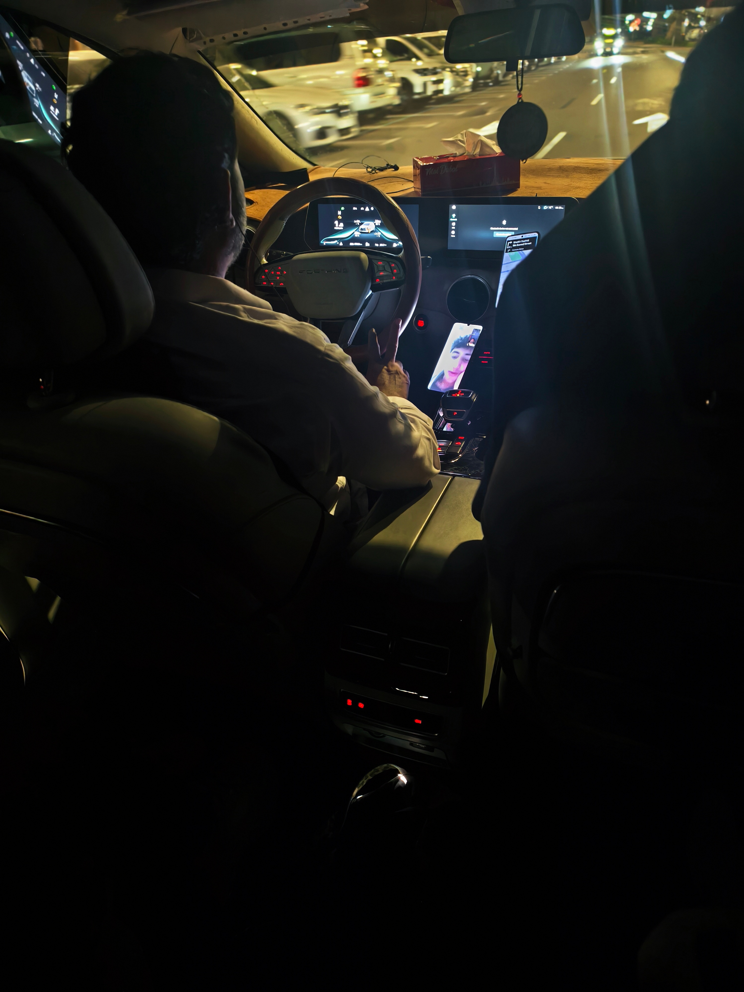 在阿布扎比打到了国产车！司机知道我们是中国人非常高兴在这边玩真的有种走到哪都被热