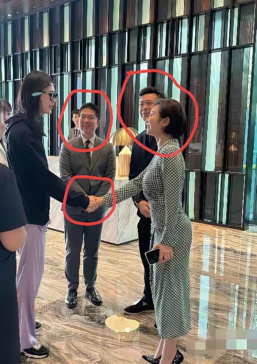 我在头条写文章，身边的人肯定有人知道。不怨天不怨地，就怨我自己。别人问我，我和我