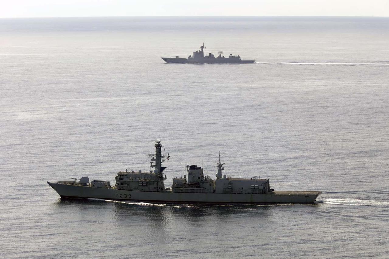 中国海军052D驱逐舰焦作舰、903A补给舰洪湖舰通过英吉利海峡期间，遭到了英国