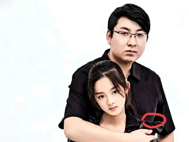 听闻有位戴着价值240万耳环的女明星，她随了奶奶的姓。也不晓得奶奶那边的姓氏怎就