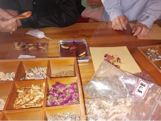台州椒江茶香暖冬邻里情更浓台州椒江板桥社区这场手工茶包DIY太赞！医师科普+亲手