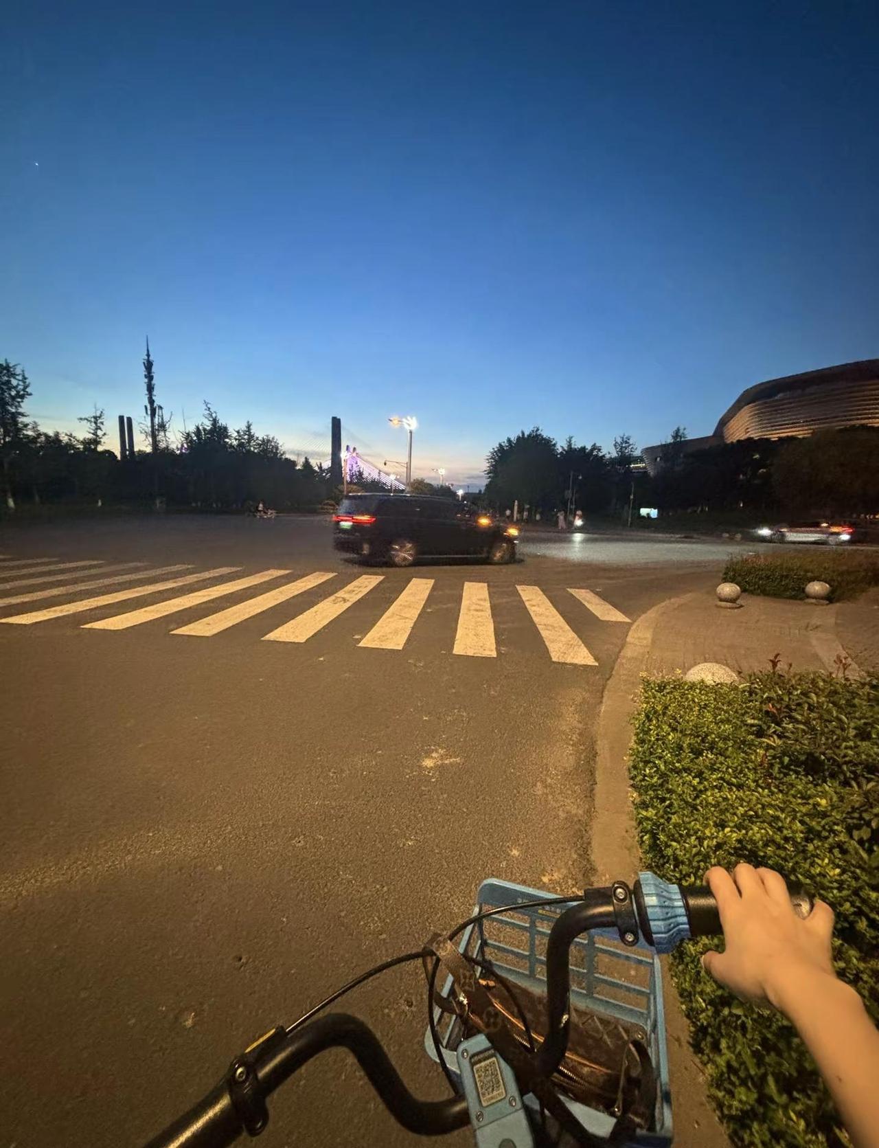 终于迈出了一步，运动要架个势还是有难度 但终归也是动起来了傍晚马路上的情景 夜晚
