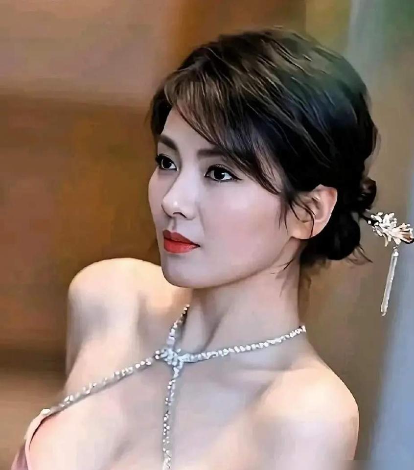 刘涛在综艺里穿真丝睡衣躺床上敷面膜，前一天她刚飞完3个城市，落地直奔片场，妆没卸