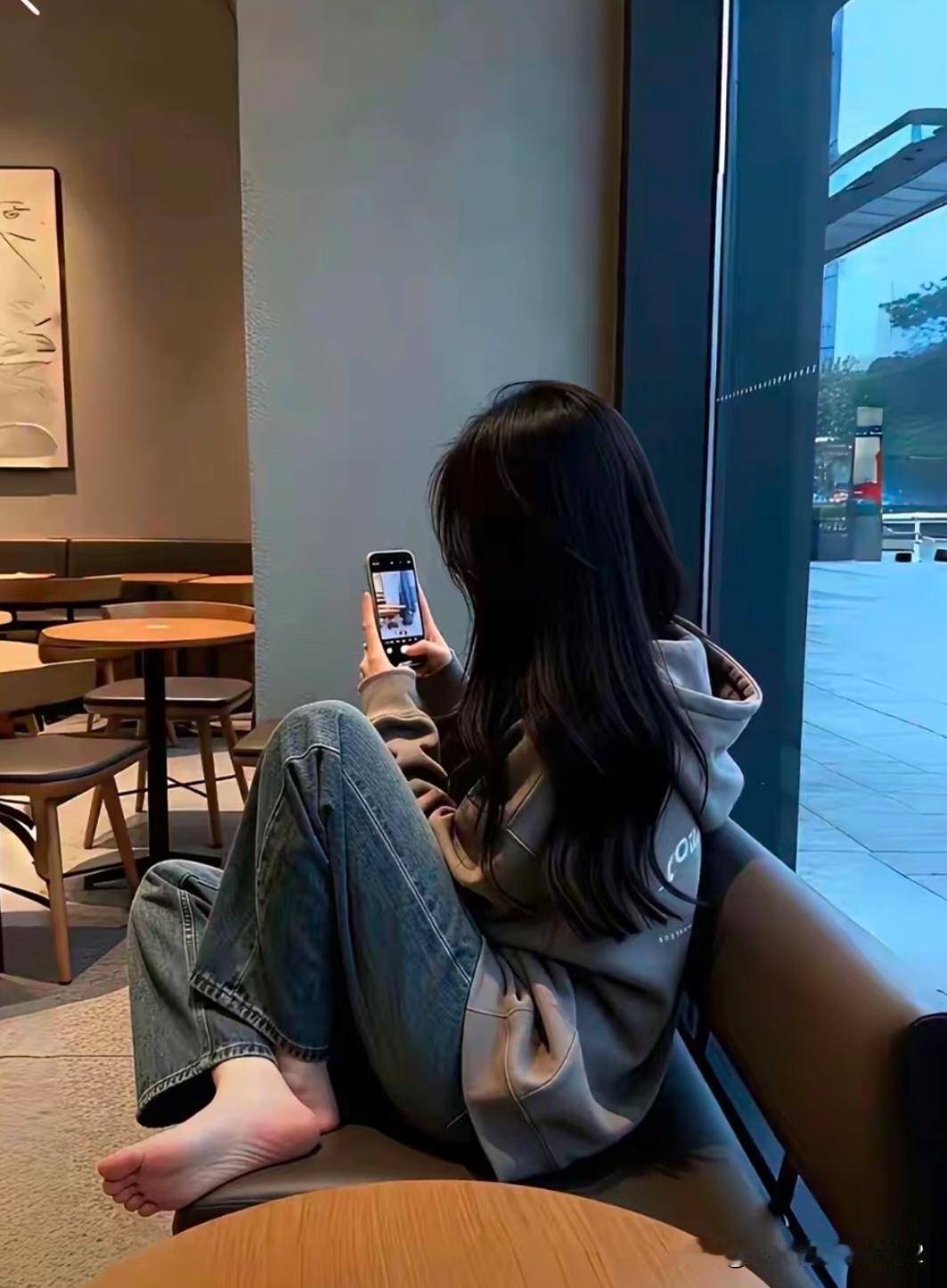 咖啡店脱鞋，你能接受吗？
 
很多女生喜欢在咖啡店把鞋子脱掉，放松双脚。看着自在