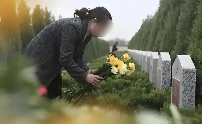 在上海，有一对姐弟，他们从小关系就不太好。后来，姐姐出国了，两人的联系也就少了。