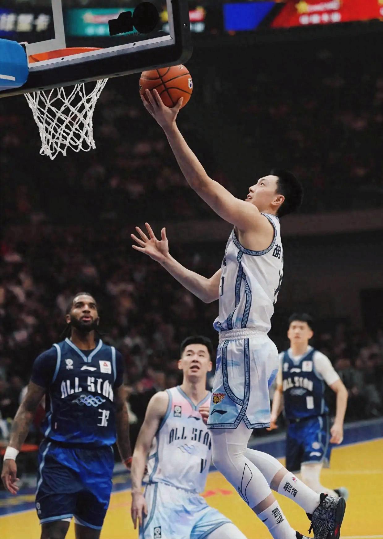 在现场的摄影师朋友跟我说：“拍了十年全明星，第一次见到替补席全员站起来鼓掌，是因