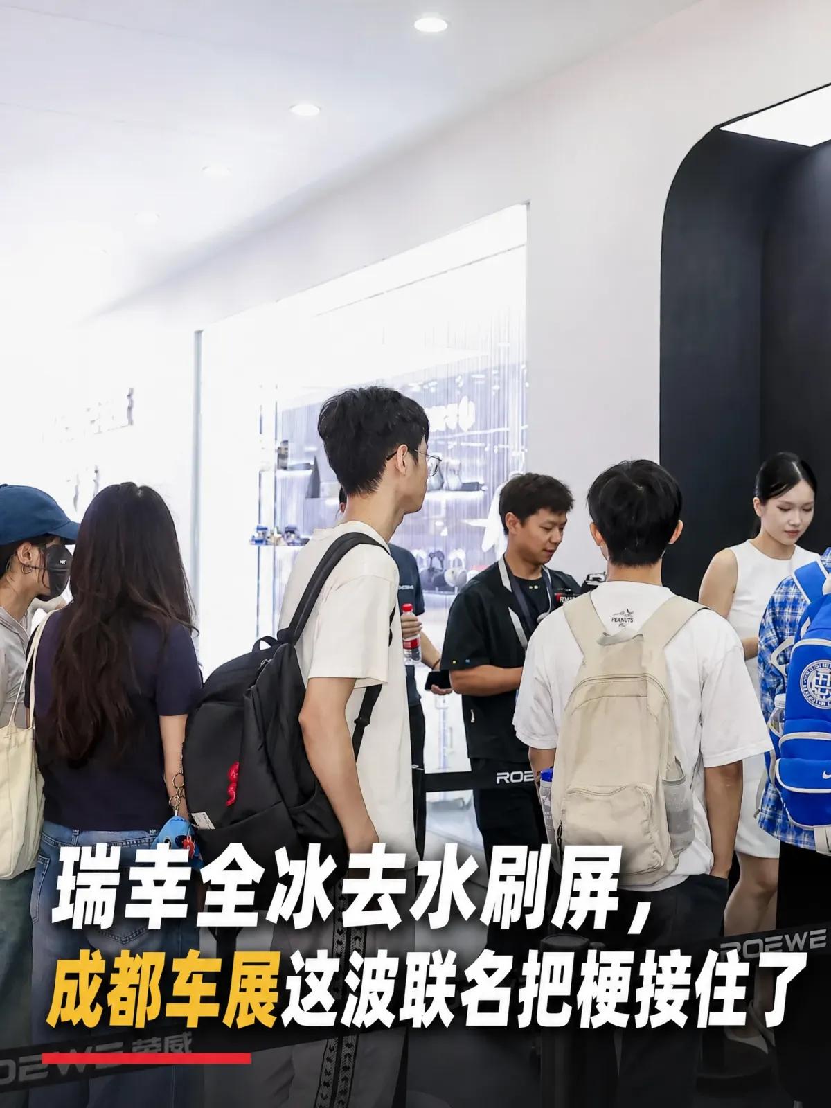 最近网上都在抢瑞幸那几颗冰，「5颗冰限购」「全冰去水」「冰块化得慢」一个梗接一个