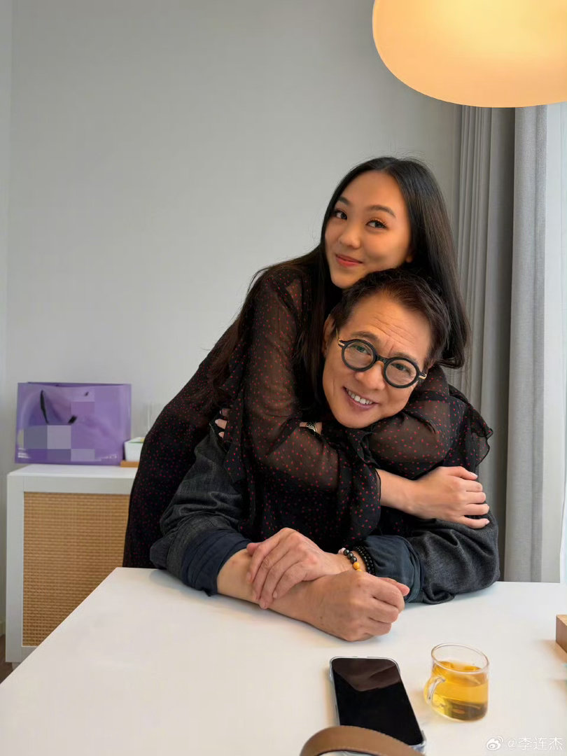 李连杰晒与大女儿合照 晒出与大女儿的合照，表示有女儿陪伴工作虽累也开心，亲昵称呼