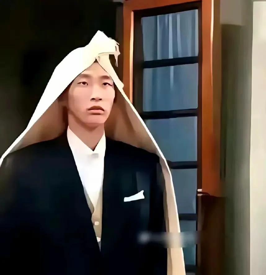 巴黎世家新品，每年都惊艳，今年更不同，这种衣服，有人会买吗？穿去喝喜酒，会被打出