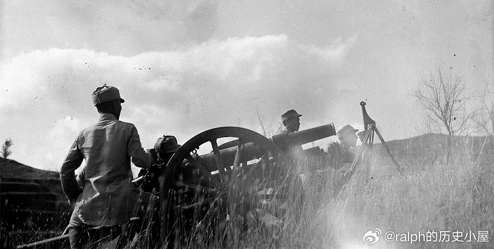 1937年10月八路军官兵使用从平型关战斗中缴获的山炮攻打涞源城军事历史全触达 