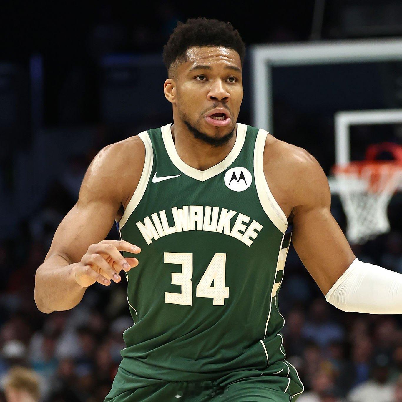 字母哥因左膝超伸和骨头瘀伤将至少缺阵一周。 