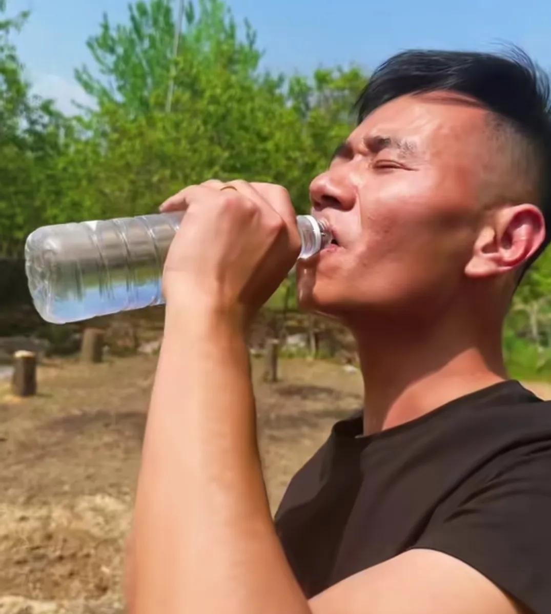 记得厉怀远刚回家时，连话都说不利索。有一回，去敬老院捐赠物资，爸爸让他发言，还专