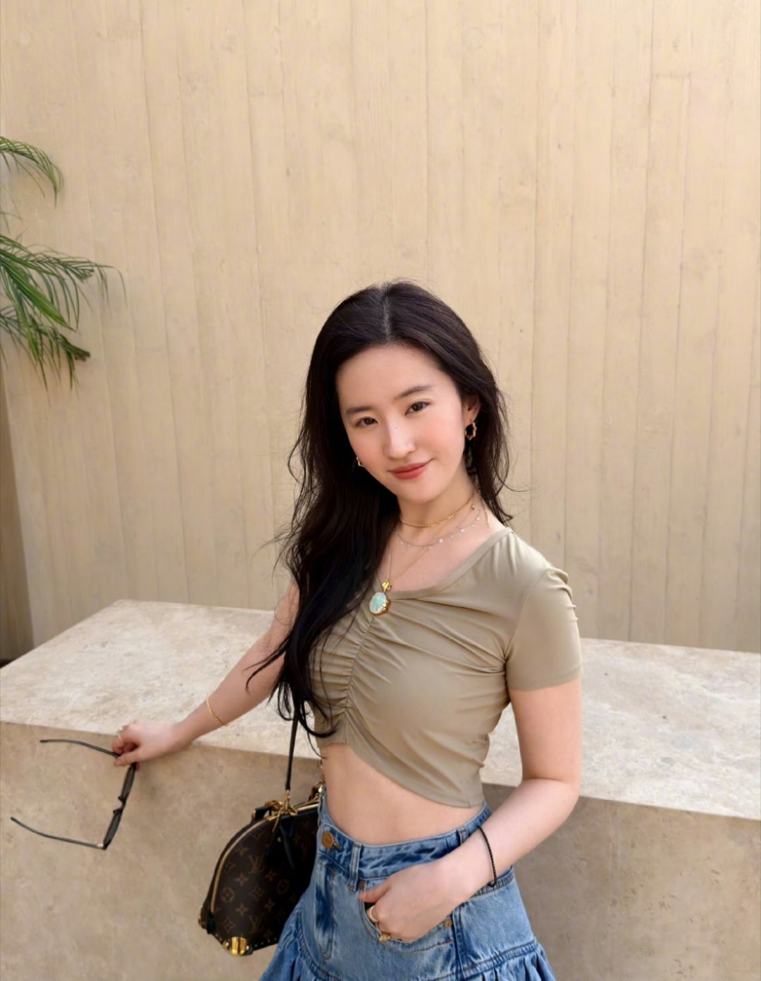 刘亦菲阿布扎比plog来啦～ 新旅程解锁全新撸🦉体验～ 