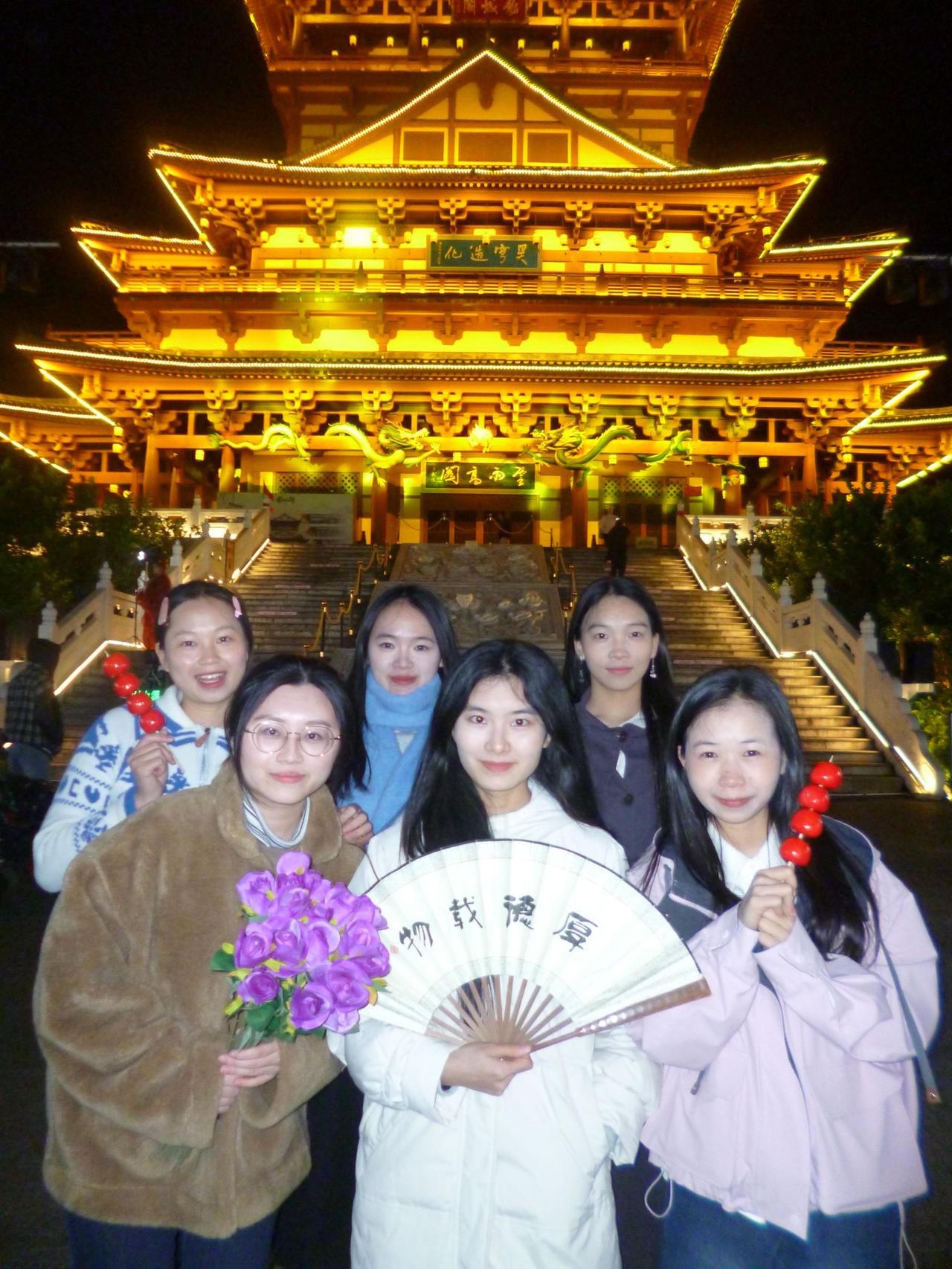 相遇古镇，打卡留念。妹妹们的表现力非常不错，用校园神机CCd记录这一欢乐的时刻～