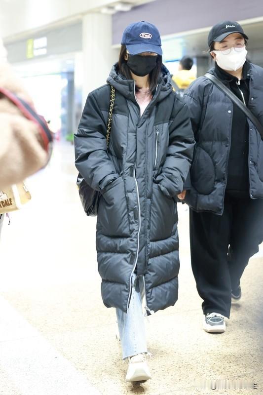 3月13日谭松韵微博晒出雪地美照，配文“是谁还在过冬天？原来是我”，开启了她的滑