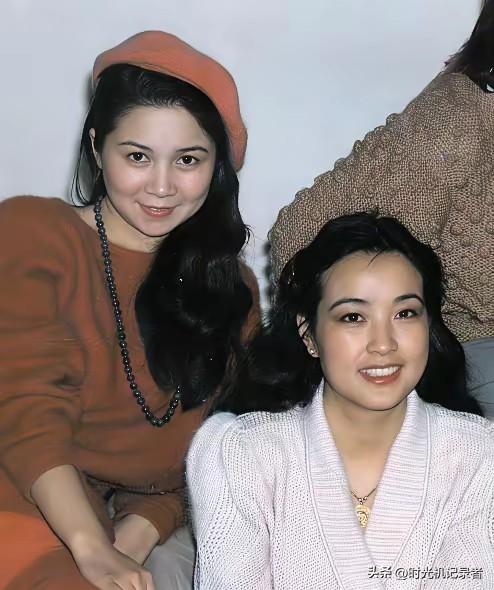 蔡明和刘晓庆谁更美，那时候刘晓庆是大气的美，蔡居然是一种羞涩的美丽。
谁能想到后