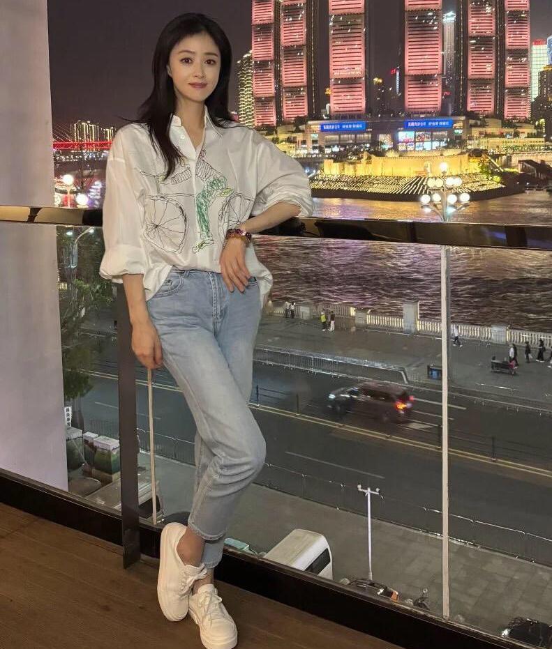 蒋欣的近照，
越来越能get到她的美，
看的出来脸确实小确实瘦也确实是骨架大，