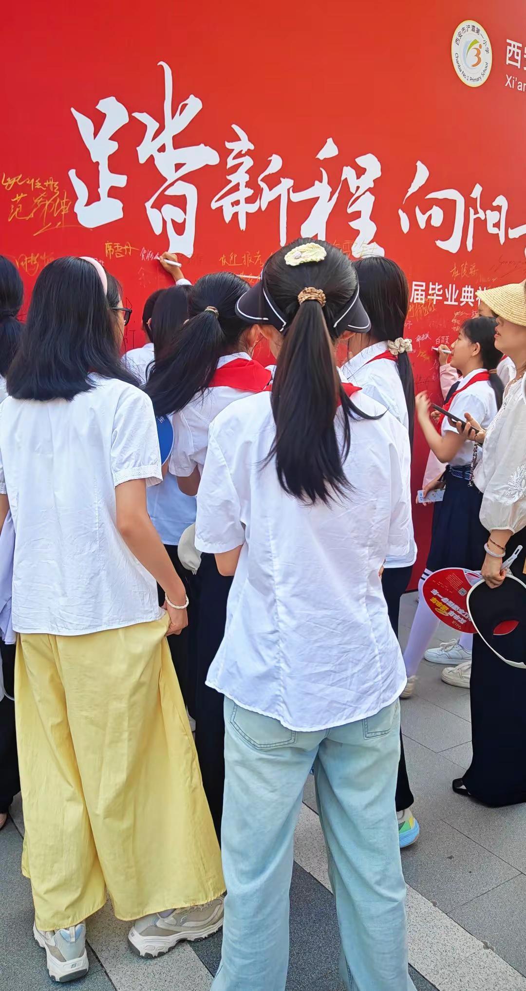 青春就像这红毯，走上去容易，想回头可就难了。今天不努力，明天“搬砖”去！校门口的