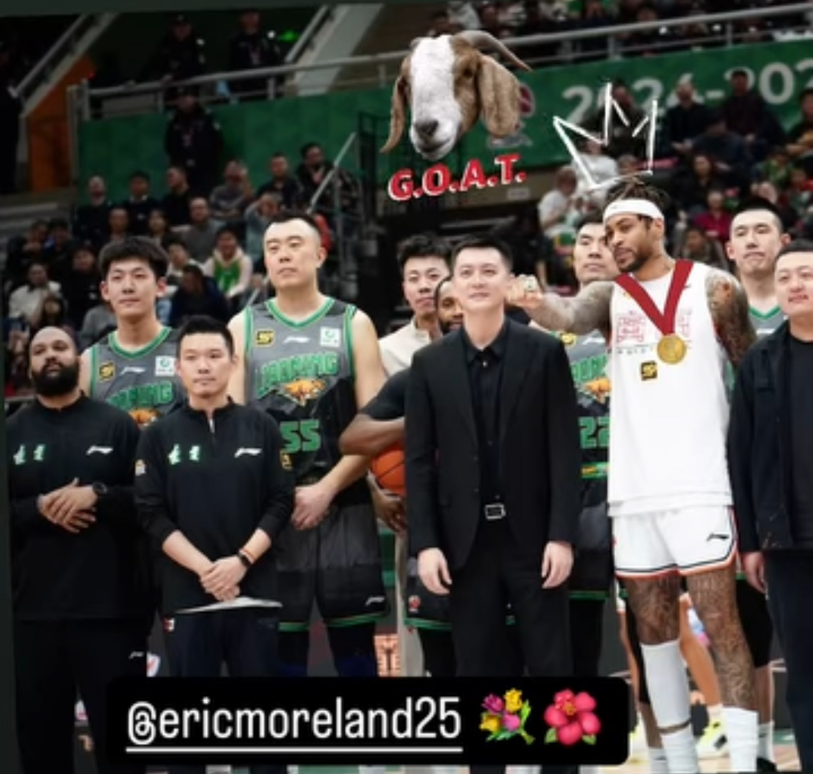 训练师华莱士更新ins story 分享昨晚大莫领总冠军戒指的合影华莱士为大莫配