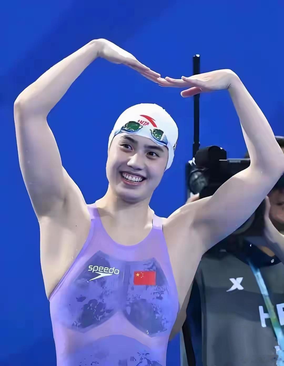 十五届全运会游泳项目的比赛正在如火如荼的进行。女子100米蝶泳的比赛中。蝶后张雨