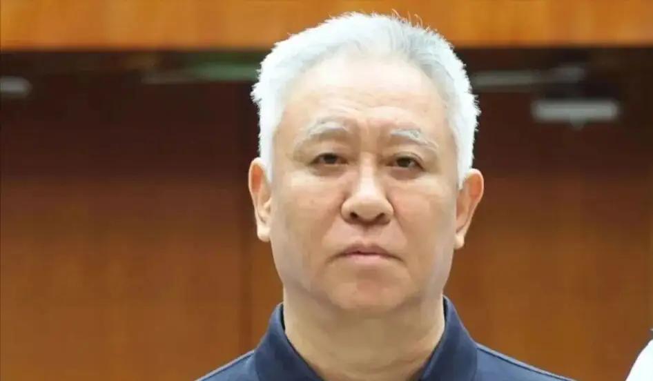 这个人进去了，而且以后也出不来了，另外他头发、眉毛也全都白了，看来他原来那套“买