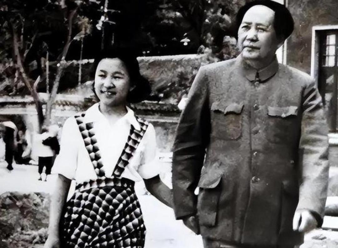 毛主席请李讷小学老师做客，老师说李讷表现积极，有的孩子仗着家境难管。
 
新中国