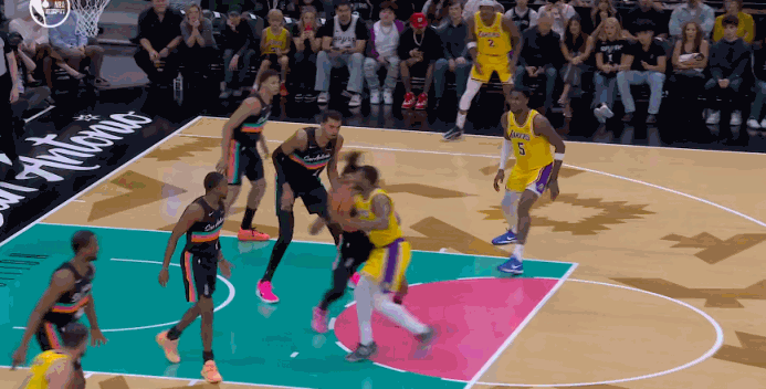 逆天！文班亚马这球也能盖到？
在今天NBA常规赛湖人对阵马刺的第二节比赛中，斯玛