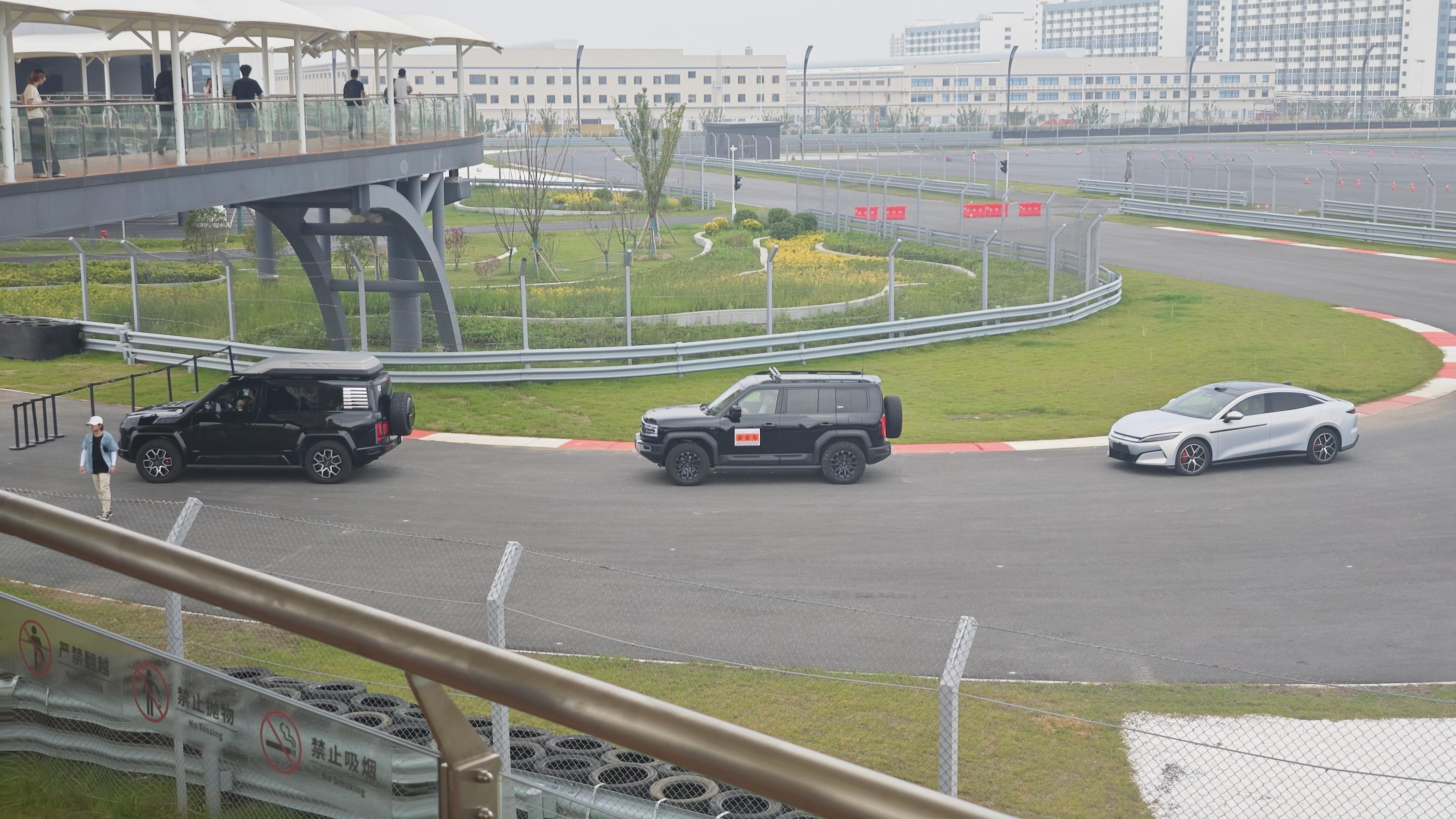 合肥赛车场的安全保障车  豹5，这感觉还真帅 ​​​