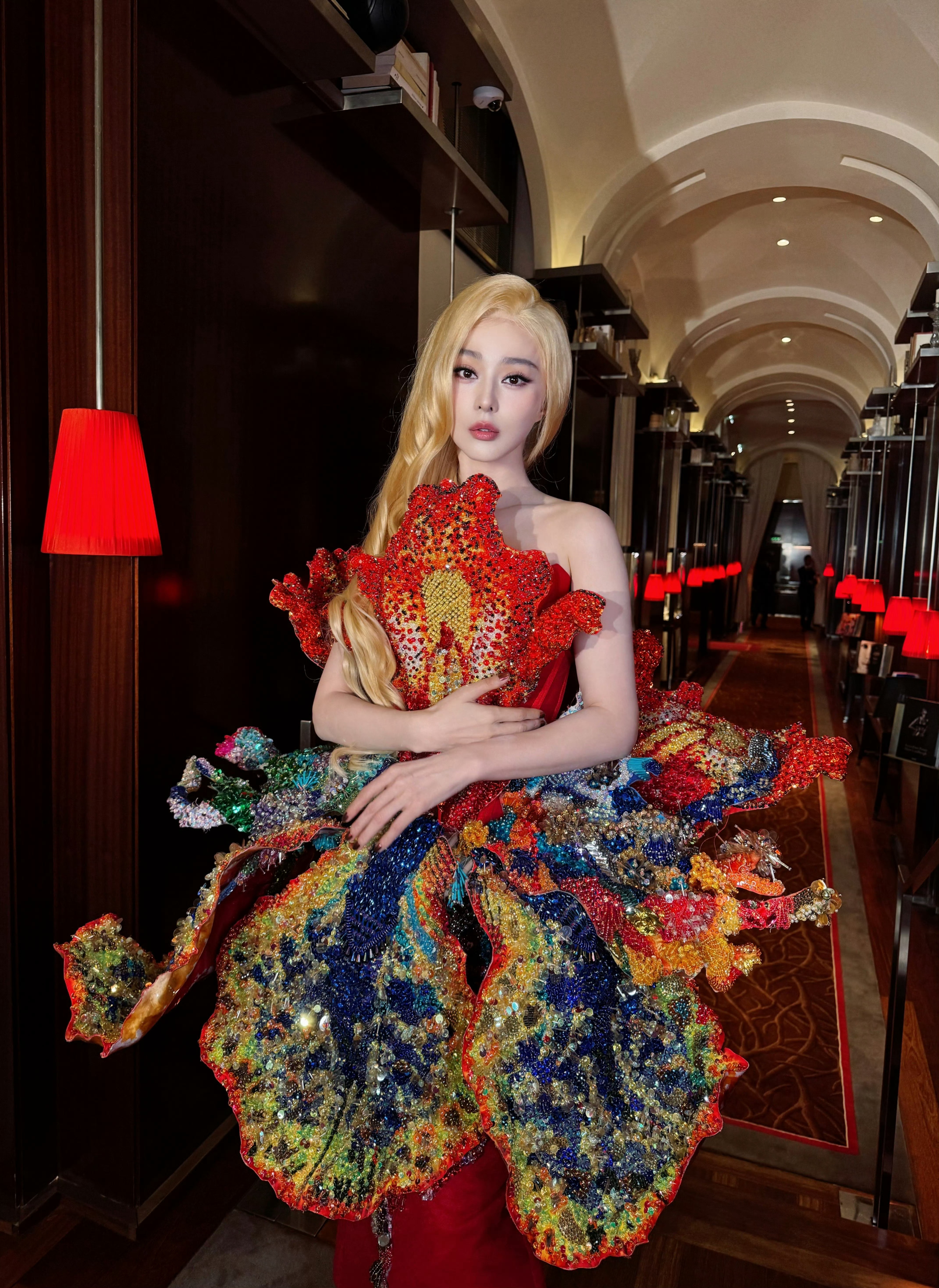 先天的时尚表现力之外，更难得的是愿意把心思花在每一次时装周造型上。不迎合、不打安