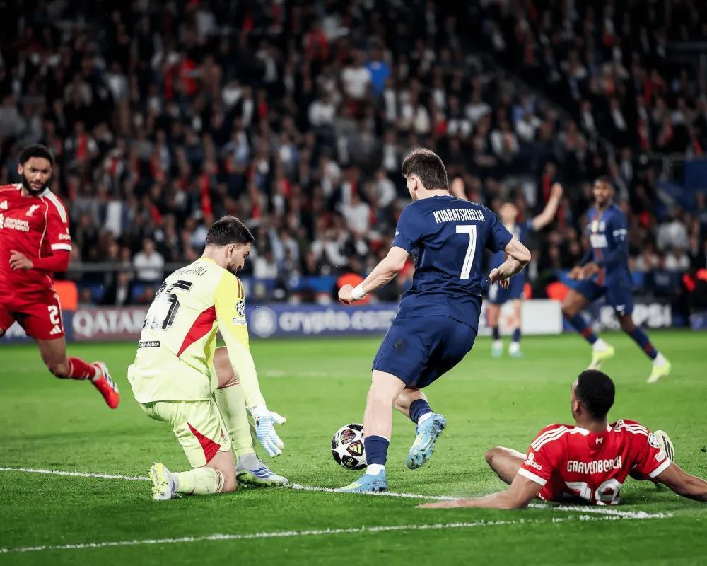 巴黎还是太仁义了，多少机会把握不住，球队上下半场分别由杜埃和克瓦拉茨赫利亚各入一