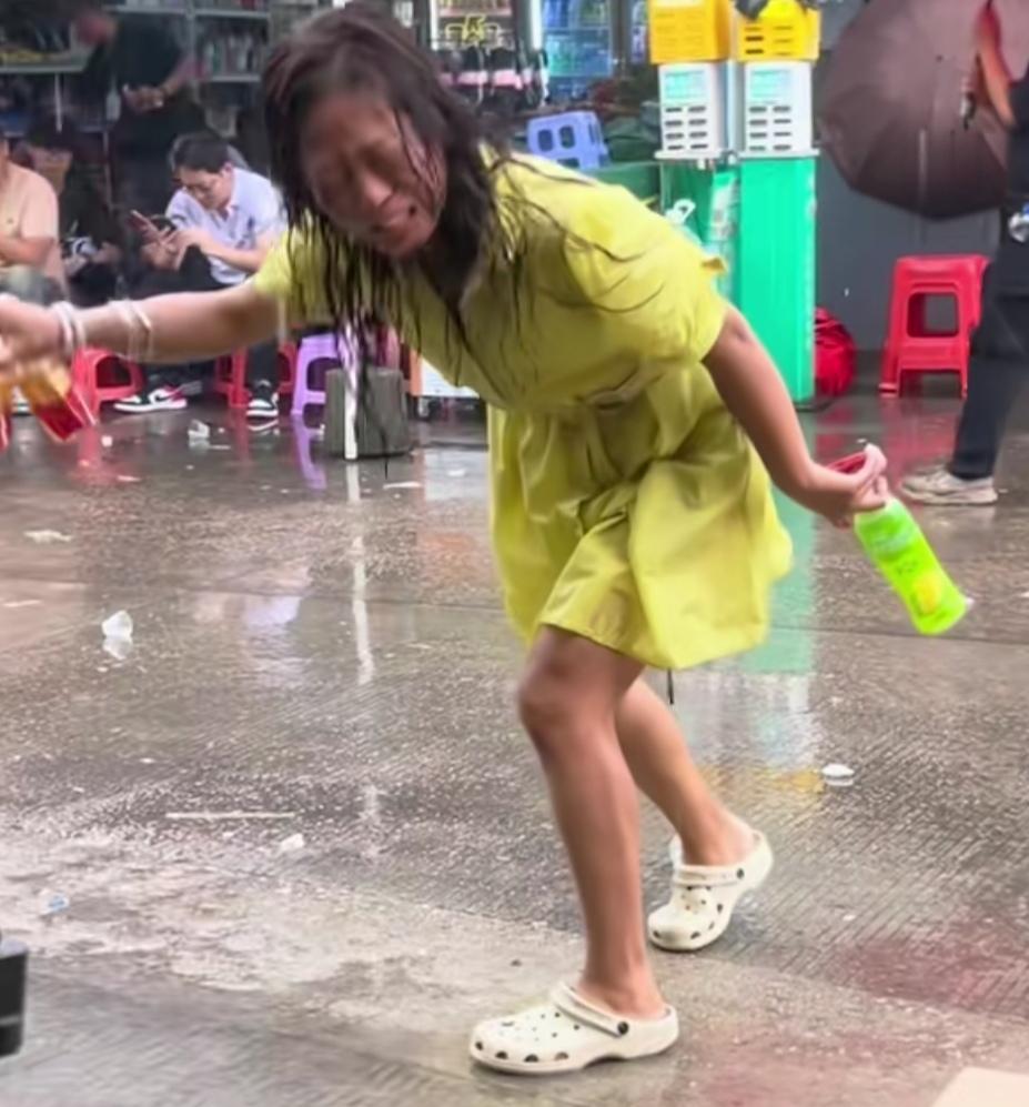 女人在感情里受伤了，拿着两瓶矿泉水在路上一边叫一边淋雨，一边这里说胡话，把自己都