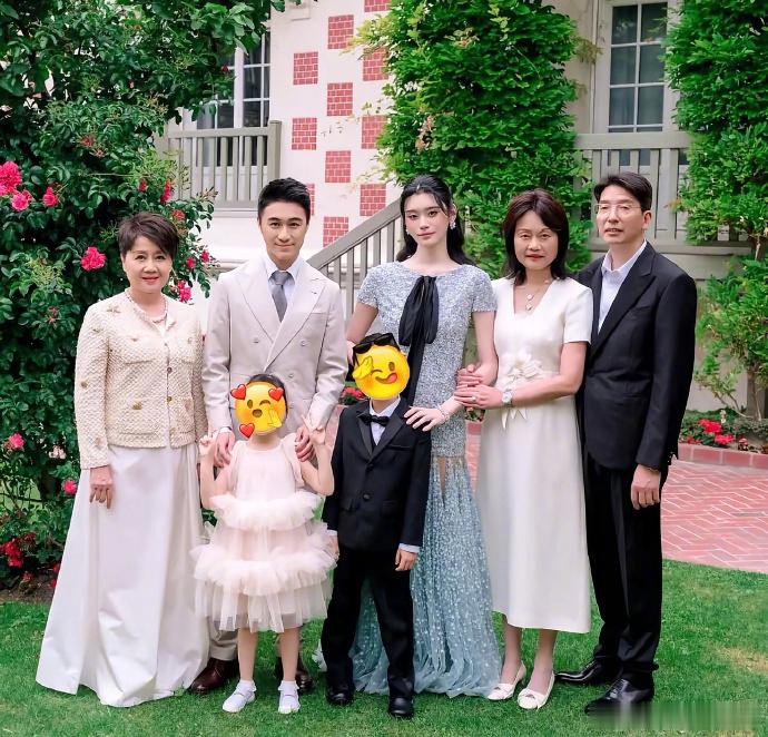 【奚梦瑶称我们的婚姻是一个长长的旅程】何猷君晒妈妈在婚礼上的照片VOGUE服饰与