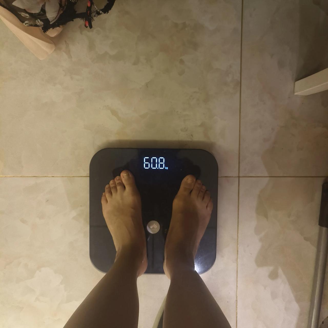 早晨起来第一件事情

称体重

减重1斤

昨天并没有运动

就是靠少吃

主食